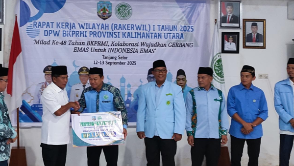 Penyerahan Simbolis Insentif Guru Ngaji se-Kalimantan Utara dalam RAKERWIL I BKPRMI 2025